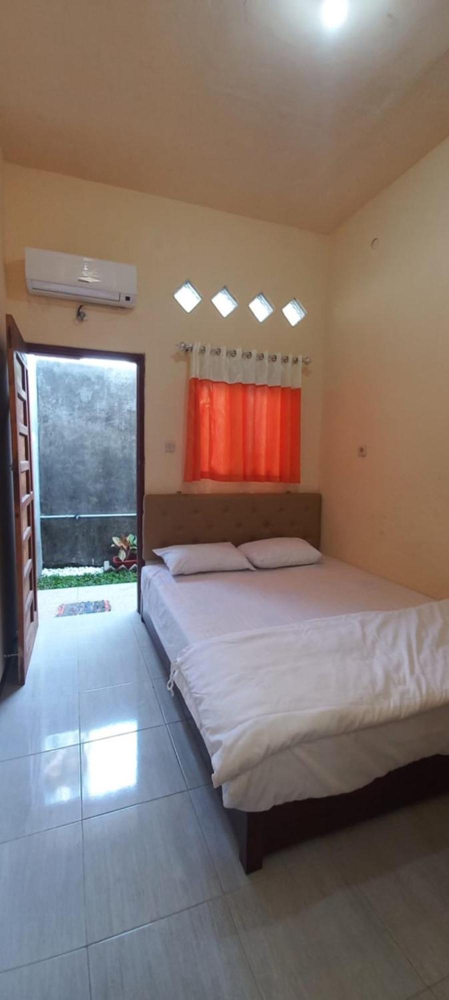 Angler Family Guest House Blitar Exterior photo