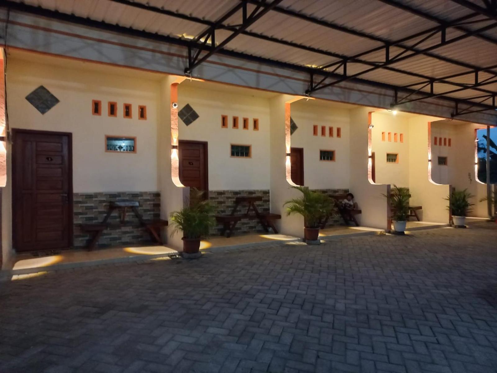 Angler Family Guest House Blitar Exterior photo
