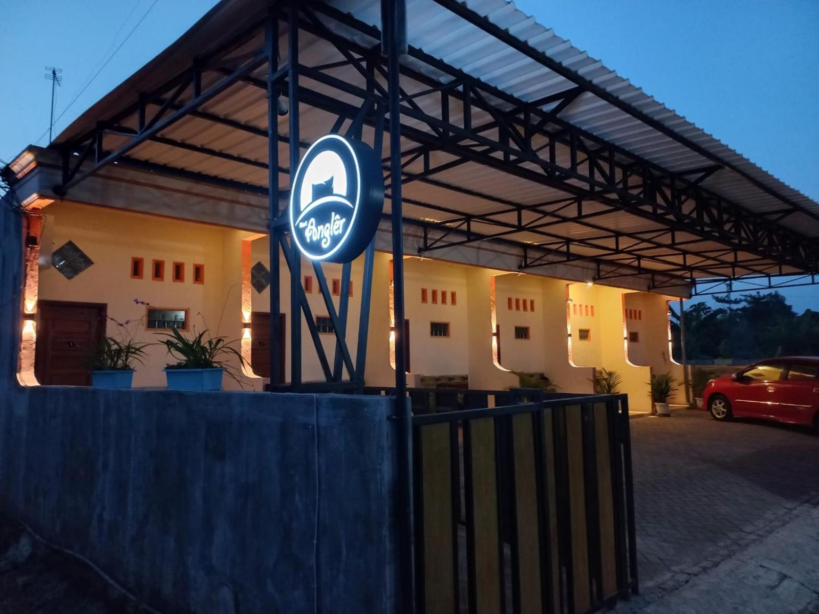 Angler Family Guest House Blitar Exterior photo